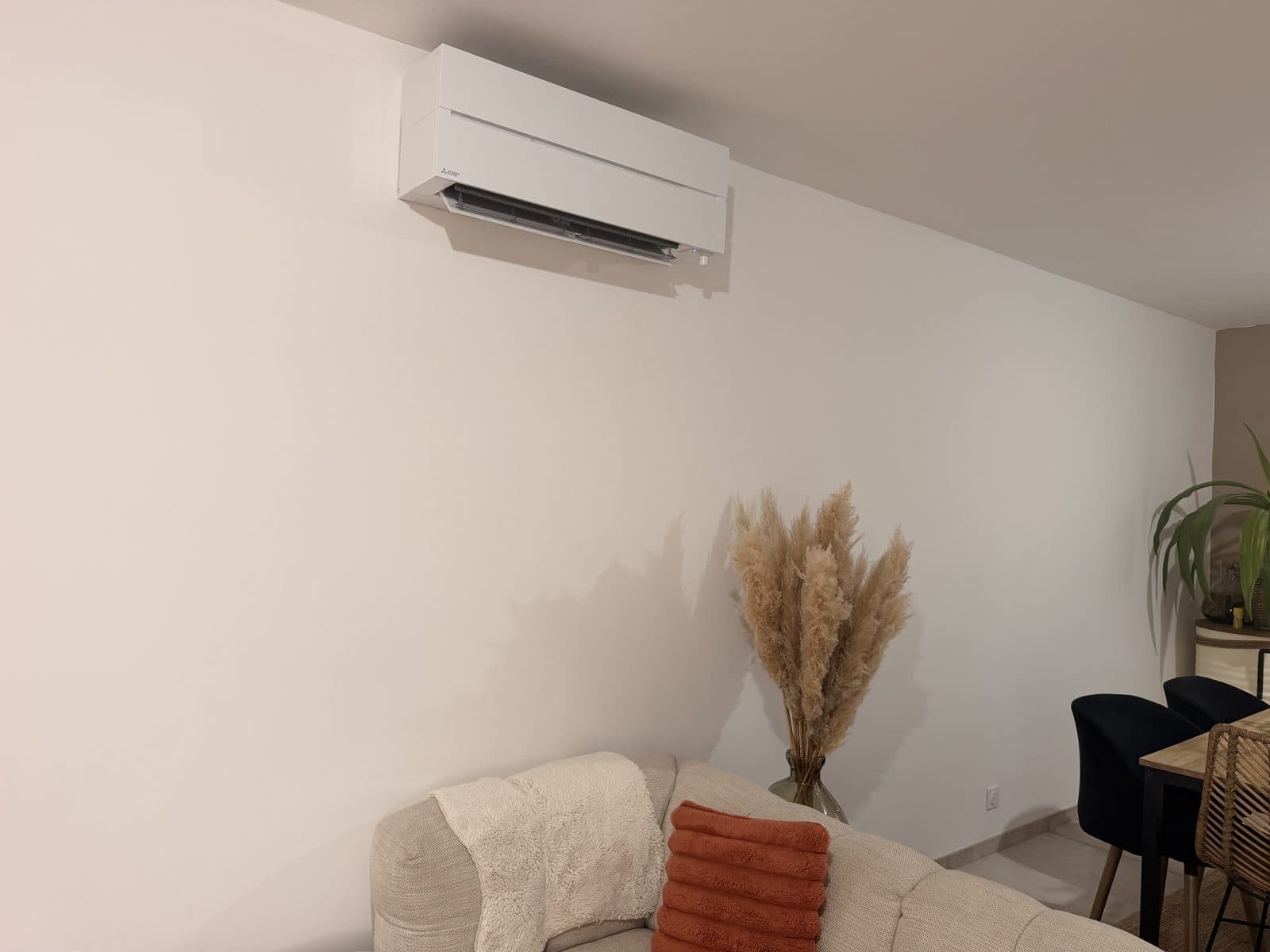 Climatisation réversible haut de gamme Mitsubishi Electric installée par Barreau Énergies à Parigné-l'Évêque