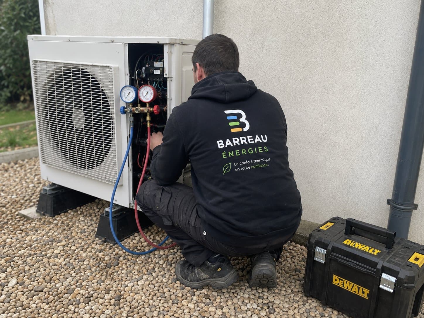 Technicien Barreau Énergies en intervention d'entretien sur une pompe à chaleur